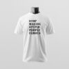 Ein weißes T-Shirt mit der auffälligen Aufschrift „STOP MAKING STUPID PEOPLE FAMOUS“ wird minimalistisch vor neutralem Hintergrund präsentiert – Sinnstoff