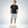 Ein männliches Model präsentiert ein schwarzes T-Shirt mit der Aufschrift „Sweat Smile Repeat“ und hellblauen Shorts – Sinnstoff.