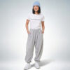 Ein weibliches Model präsentiert ein weißes T-Shirt mit der Aufschrift „Sweat Smile Repeat“ und grauer Jogginghose – Sinnstoff.