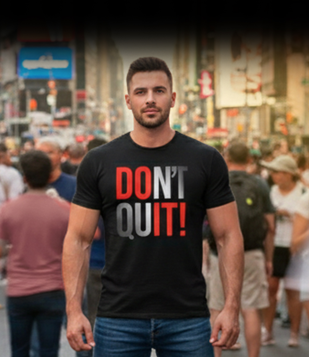 Ein männliches Model trägt ein schwarzes T-Shirt mit der motivierenden Aufschrift „DON’T QUIT!“ in einer belebten Stadtszene – Sinnstoff