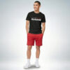 Männliches Model mit roter Shorts trägt Schwarzes T-Shirt mit „Let’s be better humans“ Print – Sinnstoff